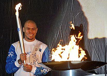La Antorcha Olímpica de los Juegos de Atenas 2004 en manos de Ronaldo