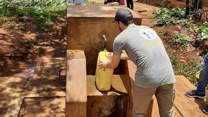 Un empleado de Ferrovial que colabora como voluntario recoge agua en el distrito de Kamonyi (Ruanda).