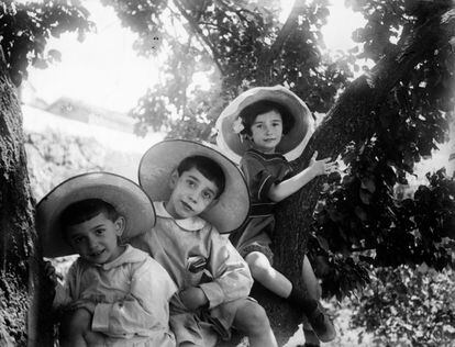 Leonardo Cantero (fotógrafo) y sus hermanos Luis y María Carmen, retratados por su padre, Leonardo Cantero Cortés.