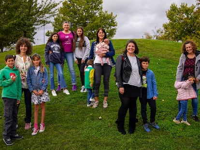 Madres solteras posan con sus hijos para un reportaje de EL PAÍS, en Rivas Vaciamadrid, el pasado octubre.