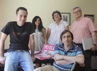 David Andina, coordinador electoral, y Ramón Marcos, responsable de UPyD en Madrid, con voluntarios del partido.