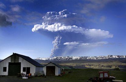 Columna de humo proveniente del volcán Grimsvötn tras entrar en erupción.
