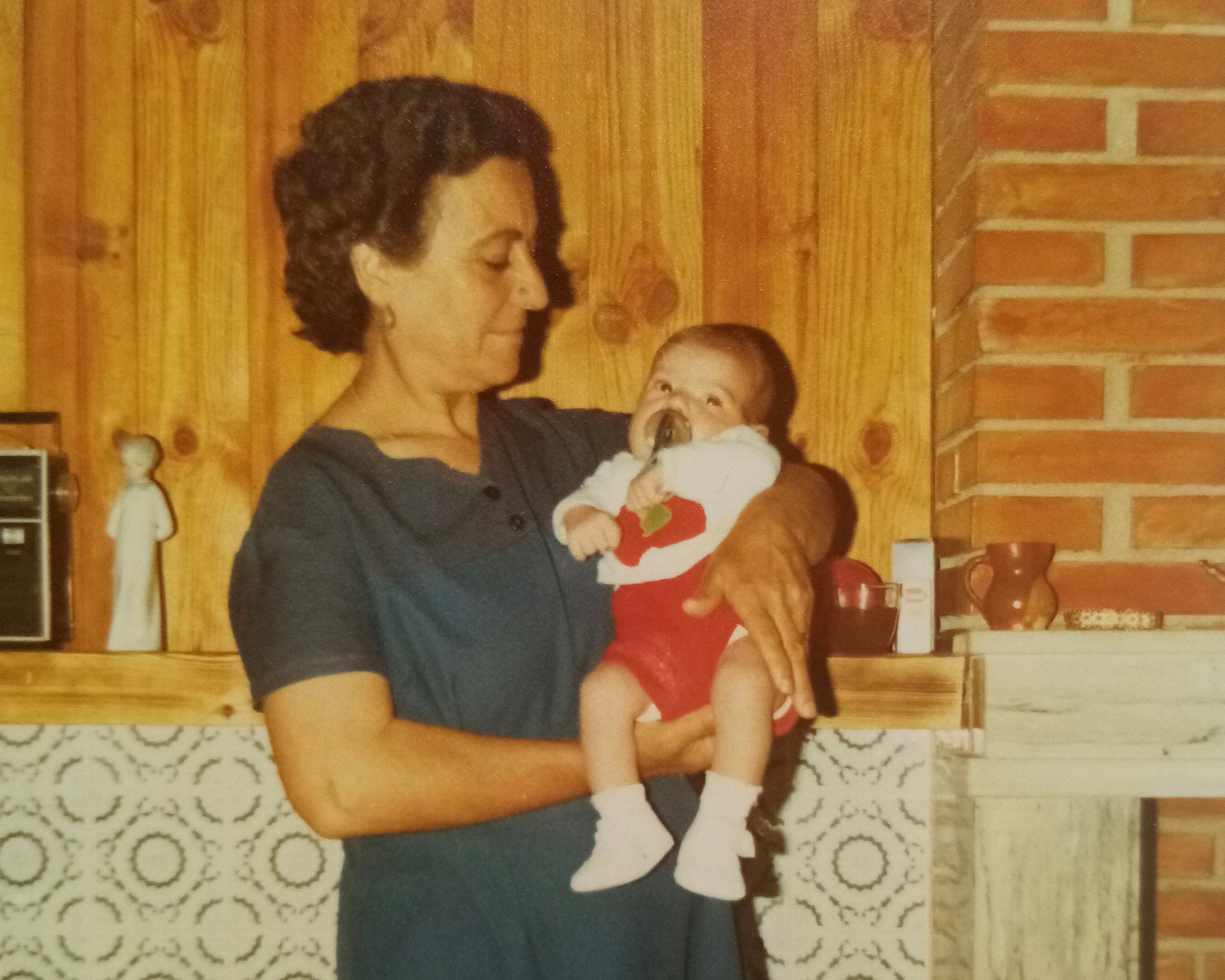 La abuela Carmen Serrano, junto a su nieto Alberto Manzano, en una imagen cedida por la familia.