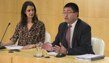 Rita Maestre, portavoz del Ayuntamiento de Madrid, y el delegado de Economía y Hacienda, Carlos Sánchez Mato.