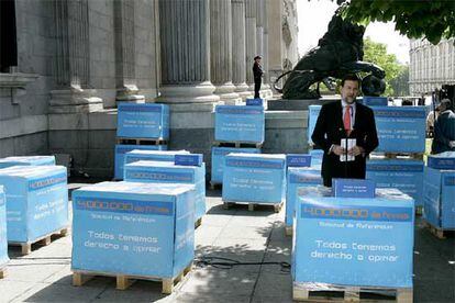Rajoy, rodeado de los cuatro millones de firmas, en cajas dispuestas en palés.