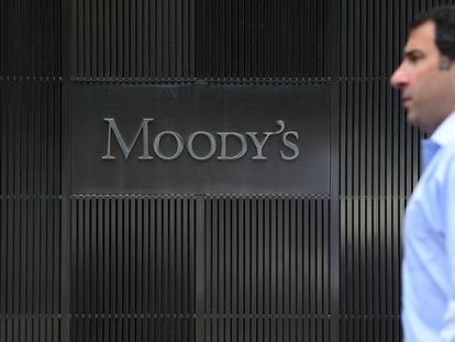 Logo de Moody's en la sede de la entidad en Nueva York.