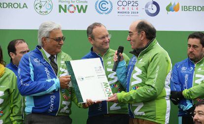El presidente de iberdrola, Ignacio Sánchez Galán (a la derecha), el champion chileno de alto nivel para el clima, Gonzalo Muñoz, y el secretario ejecutivo adjunto de la Secretaría de la ONU para el cambio climático, Ovais Sarmad, este domingo en Madrid.
