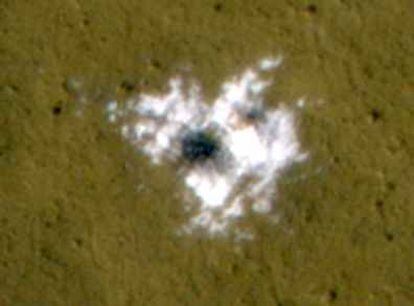 En un nuevo cráter en Marte se aprecia una corona irregular de material blanco brillante que es hielo de agua arrancado del subsuelo por el impacto