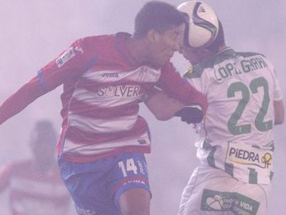 Eddy disputa un bal&oacute;n a&eacute;reo con L&oacute;pez Garai.