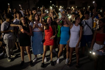 Asistentes a un concierto en la verbena de un pueblo español en verano de 2022. 
