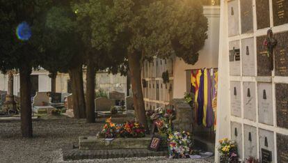 Cementerio de Collioure con la tumba de Antonio Machado adornada con flores y banderas republicanas. Vicens Giménez 