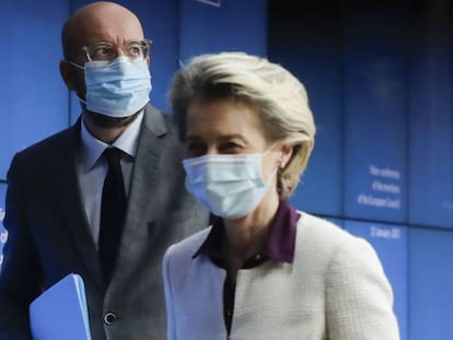 Imagen de la presidenta de la Comision Europea, Ursula von der Leyen (d) junto al presidente del Consejo, Charles Michel tras la rueda de prensa después de la Cumbre Europea en Bruselas sobre la pandemia.