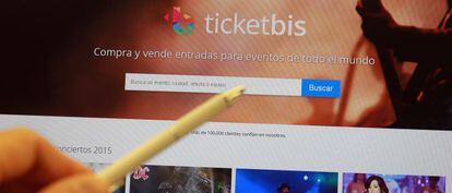 Un usuario consulta la web de Ticketbis, especializada en la compra y venta de entradas de eventos de todo el mundo.