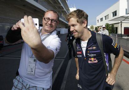 Vettel se deja fotografiar por un aficionado a su llegada al circuito de Austin.
