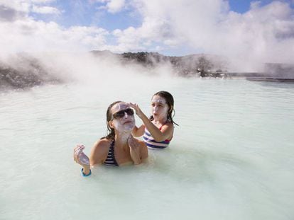 Laguna Azul, un humeante lago lleno de depósitos de sílice muy cercano al aeropuerto de Keflavík