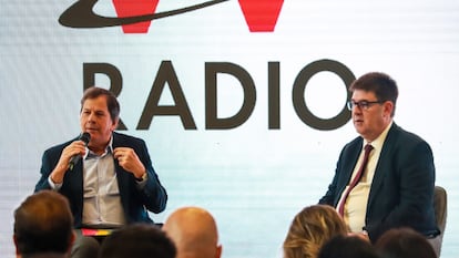 Roberto Pombo y Ricardo de Querol, durante el foro El impacto de la desinformación en la era digital, en Bogotá, el 6 de junio de 2023.