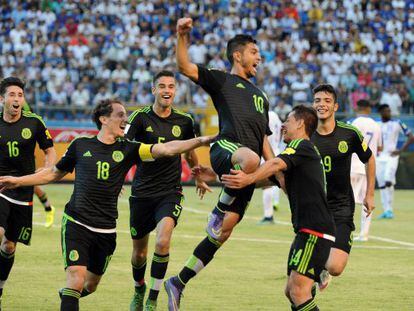 Jesus 'Tecatito' Corona festeja su anotación.