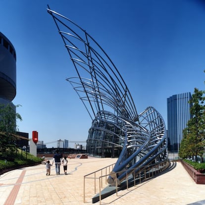 Museo Nacional de Arte (Osaka, Japón) 2004. Es un desafío de diseño inusual al crear una imagen icónica para un museo en el que solo se permitió la construcción del vestíbulo de entrada por encima del suelo. El estudio de arquitectura diseñó una entrada que es una escultura enorme en acero inoxidable y vidrio. Una red de entretejido. Los tubos de acero inoxidable se levantan contra el cielo con mayor impacto que su tamaño. La estructura de entrada está asemeja a las cañas a lo largo de una orilla del río o los arcos de un bosque de bambú. El museo se distribuye en tres niveles: un espacio público, seguido de galerías, bajo tierra, para exposiciones temporales y permanentes.