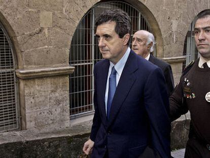 Jaume Matas, acompañado de un vigilante y de su abogado, Rafael Perera, tras declarar por el caso Palma Arena.
