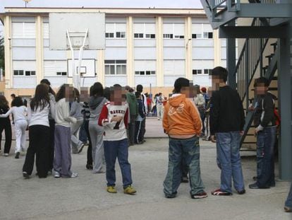 Imagen de archivo de un grupo de estudiantes durante un receso en el instituto.