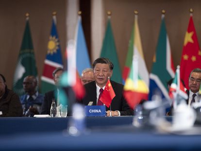 El presidente de China, Xi Jinping, habla en una mesa redonda durante la cumbre de líderes del bloque BRICS, el 24 de agosto de 2023.