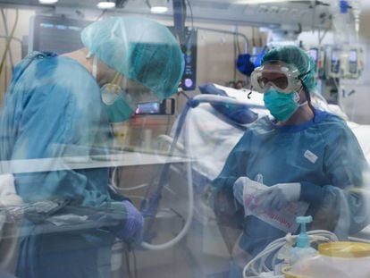 Dos trabajadoras sanitarias en la UCI del Hospital Vall d´Hebron en Barcelona. 