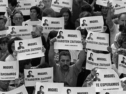 Manifestación en julio de 1997 en Ermua (Bizkaia) tras el secuestro de Miguel Ángel Blanco para reclamar su liberación.