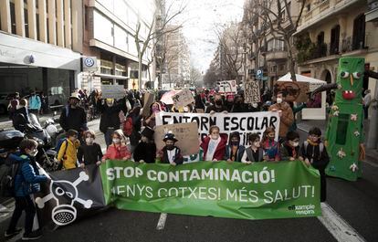 Padres y alumnos de la escuela Auró, en el Eixample de Barcelona, se manifiestan contra la contaminación, el viernes.