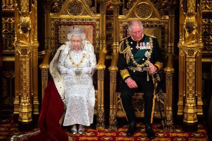 Isabel II asiste a la ceremonia de apertura de las sesiones del Parlamento británico en 2019, acompañada de su hijo Carlos de Inglaterra.