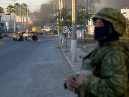 Un vehículo de carga calcinado tras los enfrentamientos de fuerzas federales con grupos armados el 5 de enero, en la ciudad de Culiacán, estado de Sinaloa (México)