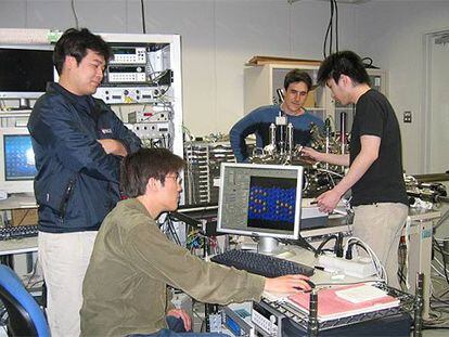 El equipo de científicos de la Universidad de Osaka (Japón), en su laboratorio.