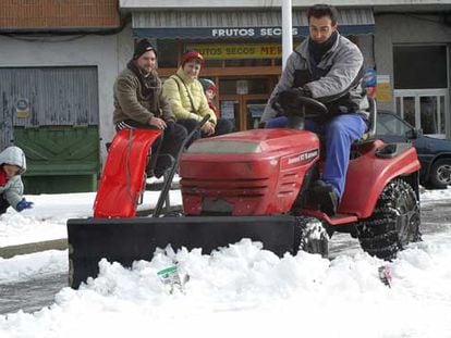 Un tractor retira la nieve de una calle del pueblo palentino de Guardo.