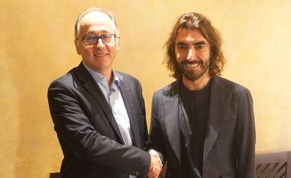 El presidente de Iberia, Luis Gallego, con el CEO de Globalia, Javier Hidalgo, tras firmar la compra de Air Europa por su eterno rival en España.