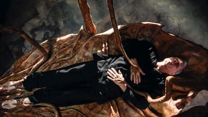Viggo Mortensen en una escena de 'Crímenes del futuro', de David Cronenberg.