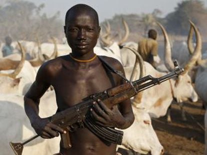 Un hombre de la tribu dinka porta un rifle AK-47 en Sud&aacute;n del Sur.
