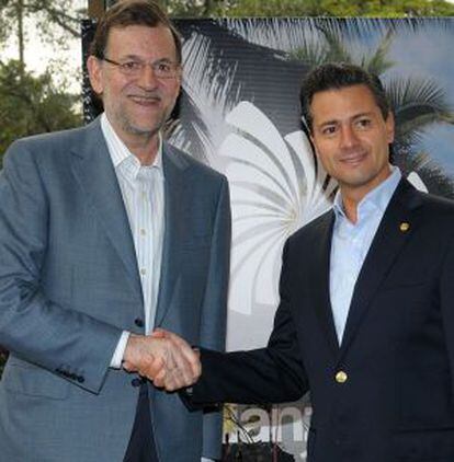 Fotografía cedida por la Presidencia de México que muestra al presidente Enrique Peña Nieto con el presidente del Gobierno español, Mariano Rajoy.