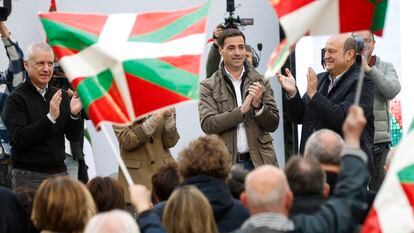 El candidato a lehendakari del PNV, Imanol Pradales, en el centro, junto a Iñigo Urkullu, a la izquierda, y el líder del PNV, Andoni Ortuzar, en un acto el miércoles en San Sebastián.