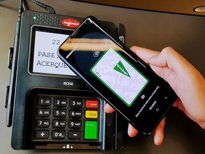 Una persona paga con la tarjeta de El Corte Ingl&eacute;s desde el m&oacute;vil a trav&eacute;s de la plataforma Samsung Pay.