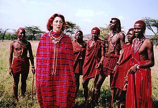 Paz Padilla, con un grupo de masais.