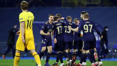 Harry Kane observa como los jugadores del Dinamo celebran un gol durante el partido de vuelta de octavos de la Europa League este jueves.