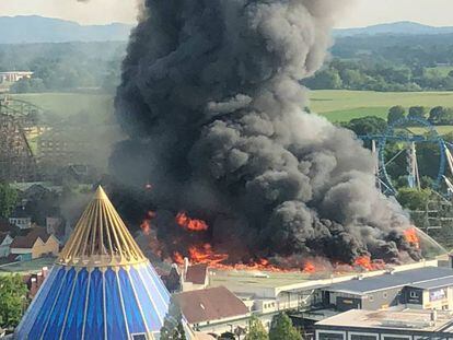 La columna de humo provocada por el incendio en 'Europa Park'.