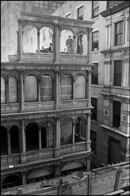 Elevación de un quemador para cortar los pernos de la fachada de hierro fundido del número 82 de la calle Beekman (1967). |