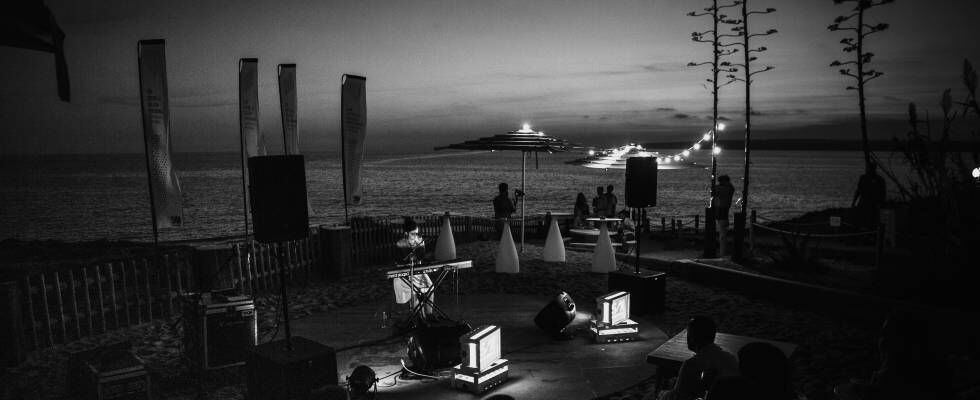 Actuación tras la puesta de sol junto a la costa de Formentera.