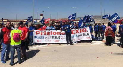 Unos 200 trabajadores de los centros penitenciarios valencianos concentrado a las puertas de la prisión Alicante II -en Villena-, para exigir al Gobierno que aplique la equiparación salarial de todo el funcionariado.