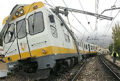 Estado en que quedó el tren, cerca de la estación de Paiporta, tras el descarrilamiento.