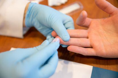 Realización de una prueba rápida para detectar el VIH en sangre.