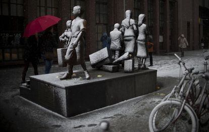 La nieve cubre la escultura "Tren a la vida-Tren a la muerte" el 6 de diciembre de 2013, en Berlín. En la zona occidental de Dinamarca, un mujer de 72 años murió también el jueves por el vuelco del vehículo en el que viajaba por los fuertes vientos del temporal.