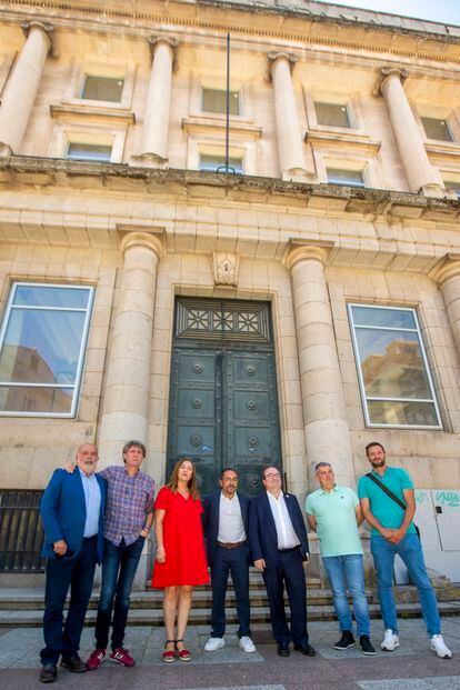 El ministro de Cultura y Deporte, Miquel Iceta, posa ante la fachada del antiguo Banco de España y futuro Centro Nacional de la Fotografìa tras la reunión mantenida con el alcalde de Soria, Carlos Martínez el 10 de julio de 2023.