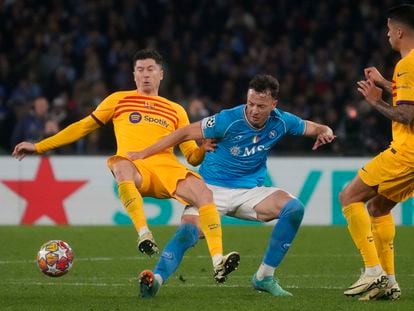 Robert Lewandowski disputa un balón con Amir Rrahmani, durante el partido entre el Nápoles y el Barcelona.