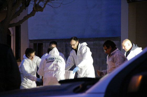 Los agentes de la Guardia Civil, en la escena del crimen, en Ferreries (Menorca).